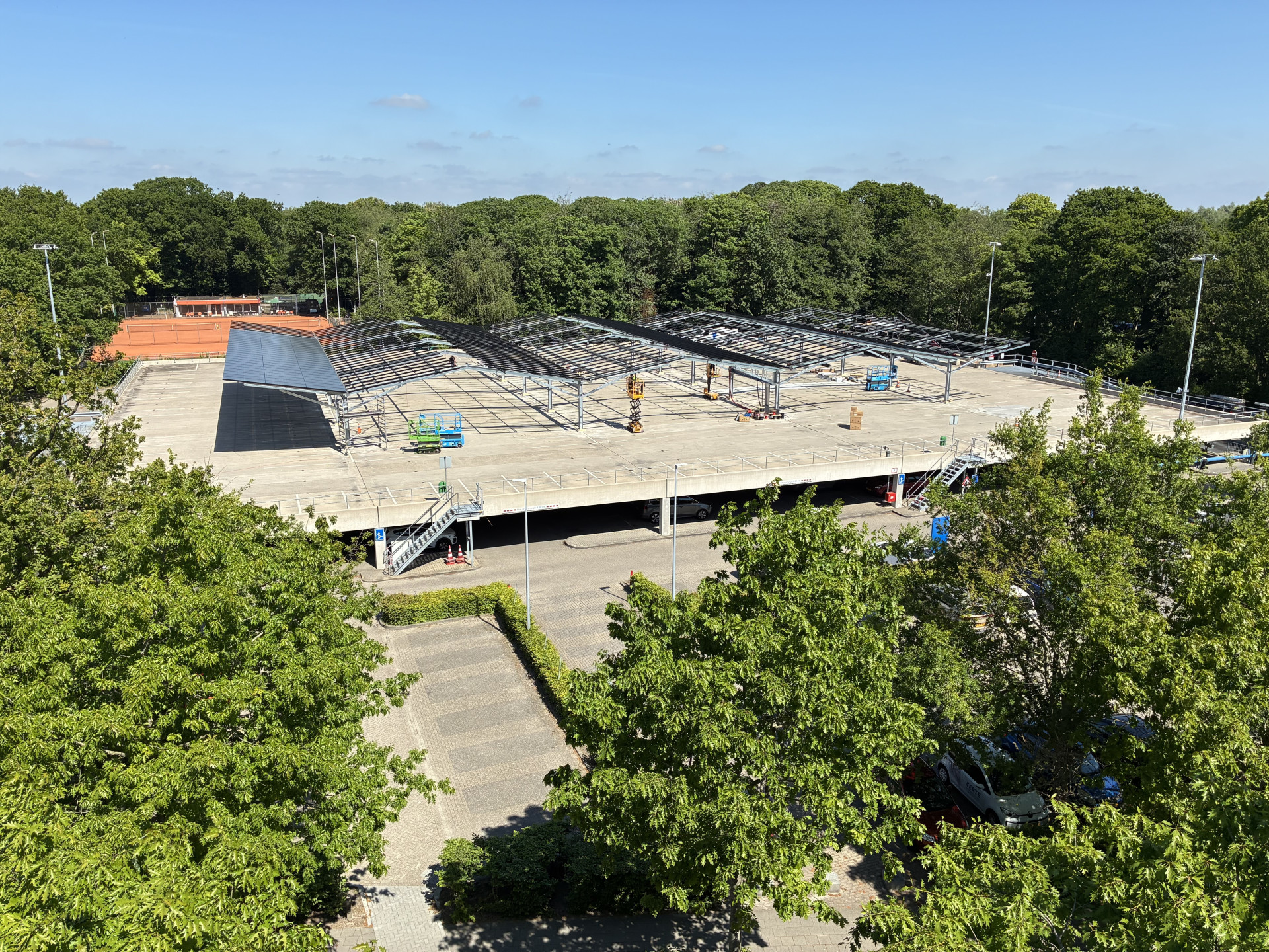 Er worden zonnepanelen geplaatst op parkeerdek van ziekenhuis Frisius MC locatie Heerenveen