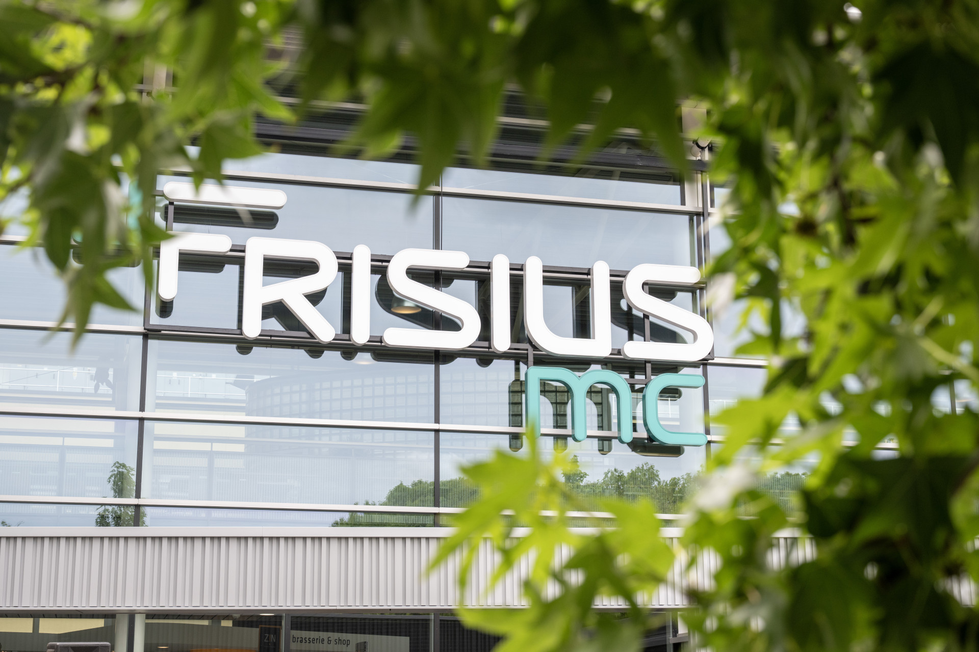 Gevel locatie Heerenveen met logo Frisius MC