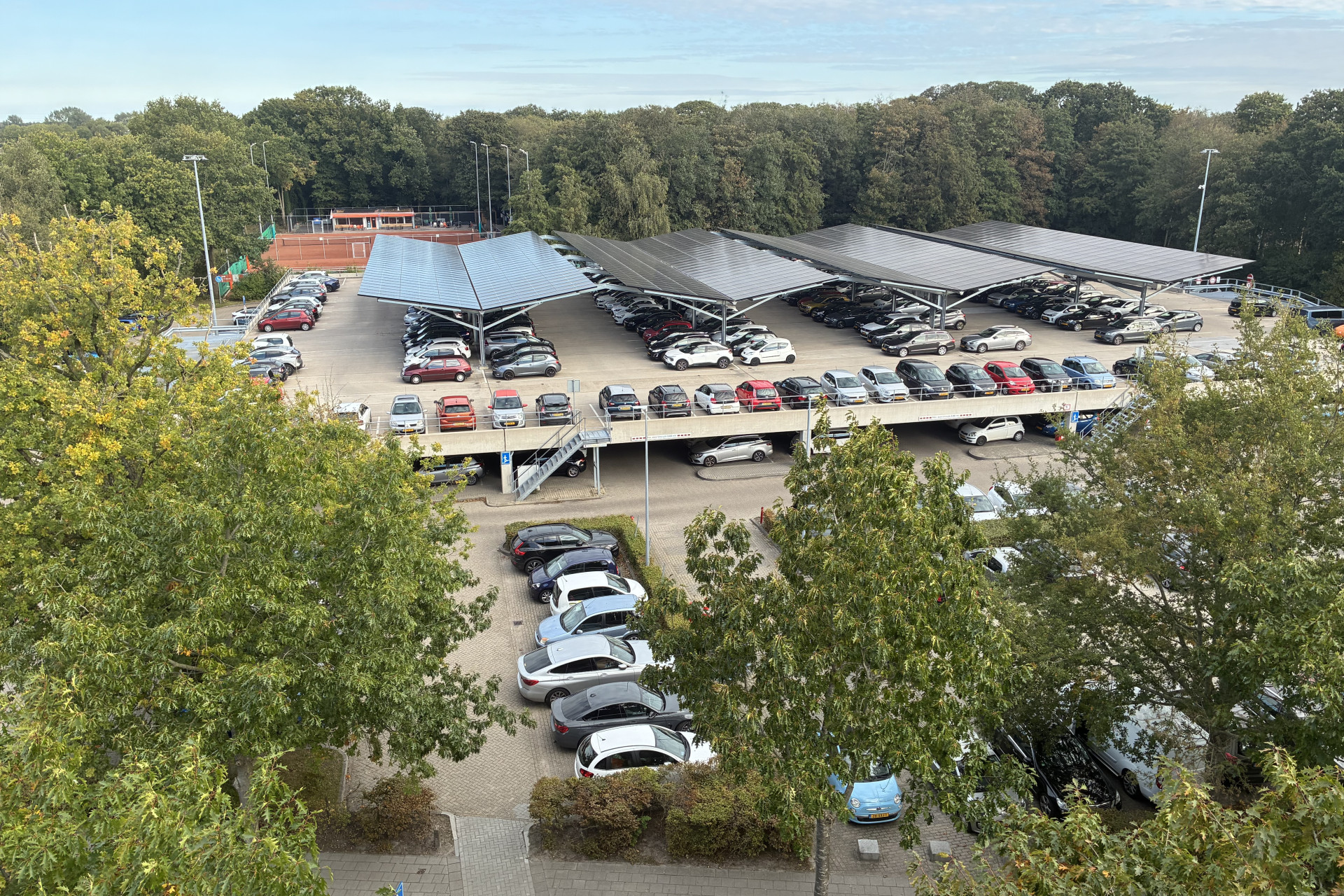 Zonnecarport op parkeerdek Heerenveen