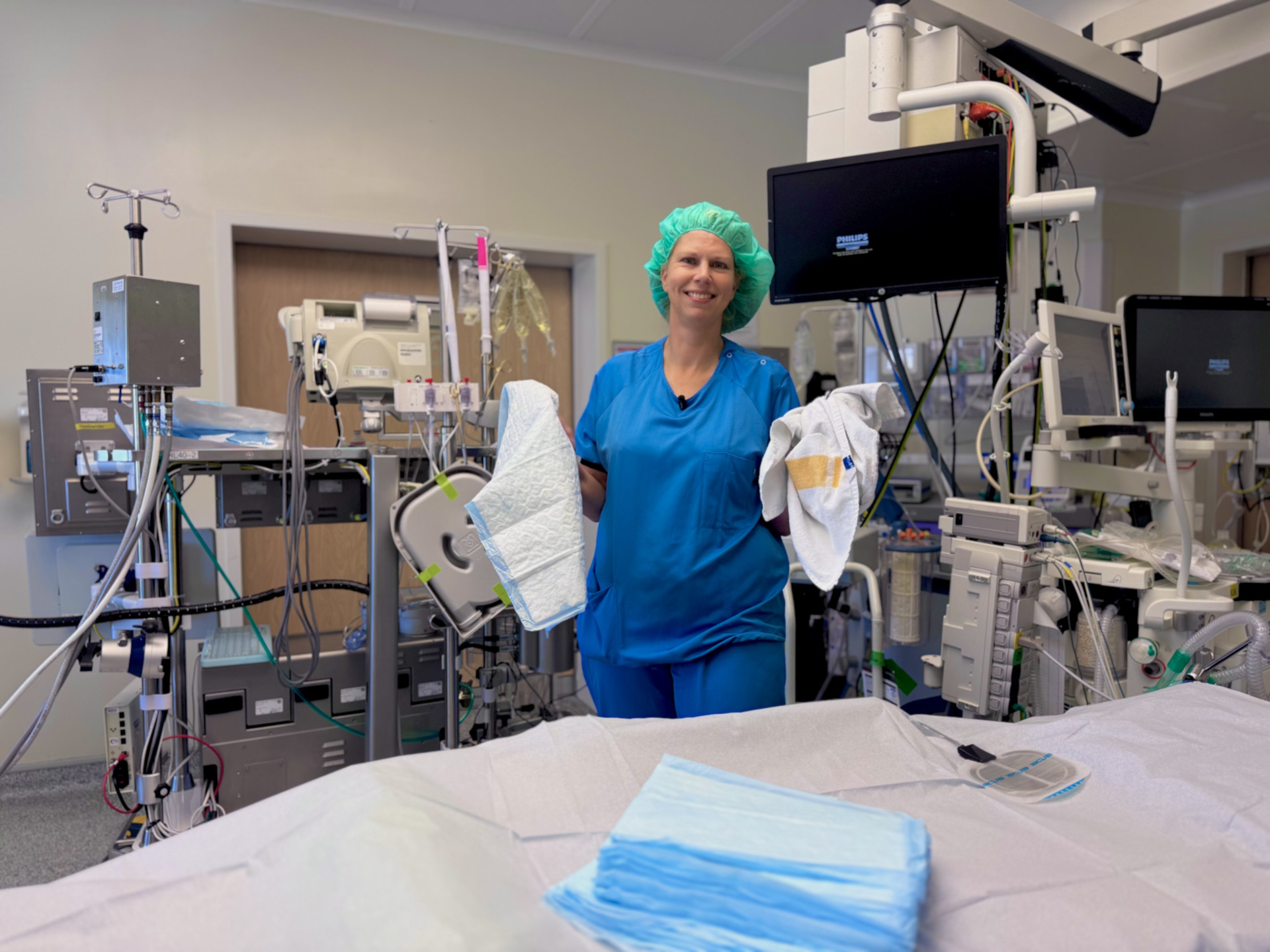 OK-medewerker van Frisius MC met de nieuwe en oude celstofmatjes en onderleggers in haar hand