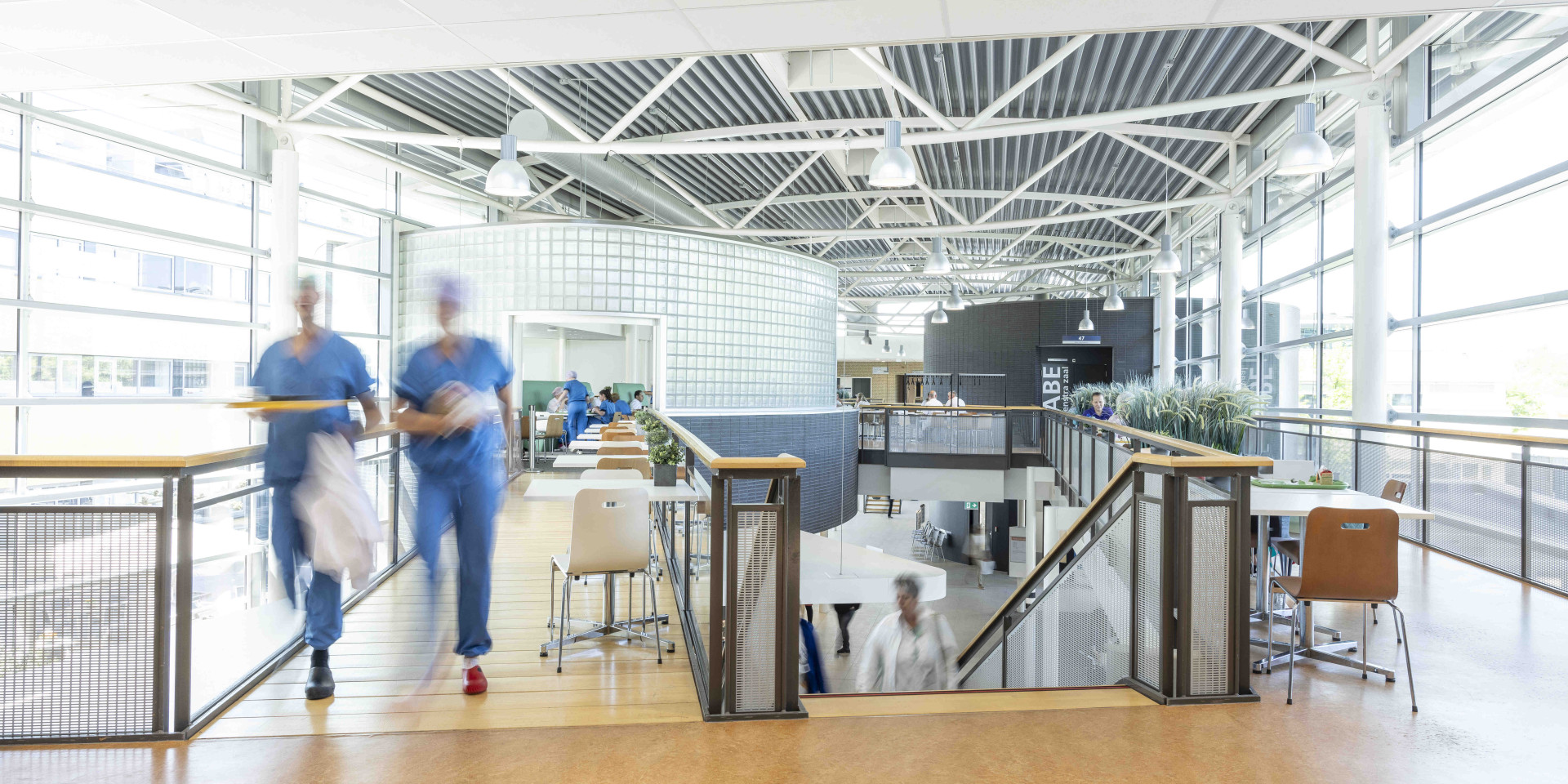 Medewerkers van Frisius MC in de centrale hal van Frisius MC Heerenveen