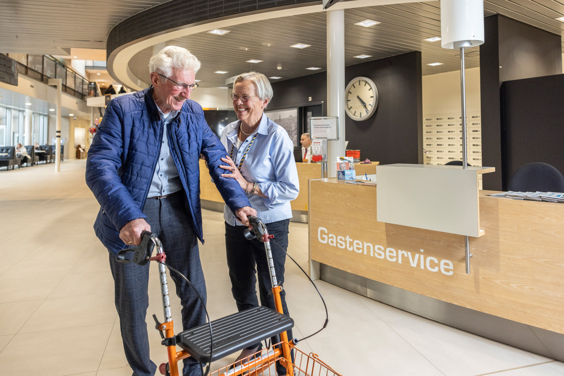 Een medewerkster van Frisius MC begeleidt een patiënt naar zijn afspraak in het ziekenhuis